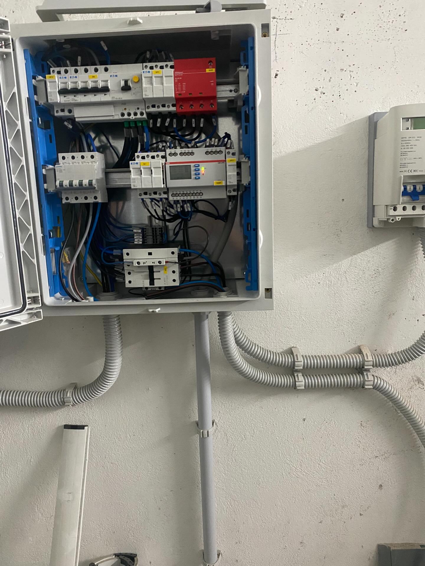 Quadro elettrico ordinato realizzato da LP Servizi